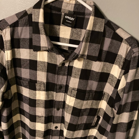 Oakley Plaid Flannel Button-up Shirt (M) - Picture 2 of 4